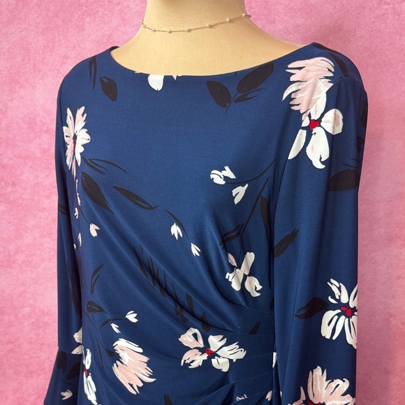 144. Lauren Ralph Lauren Floral Bell Sleeve Ruched Dress Size 10 - Picture 4 of 7